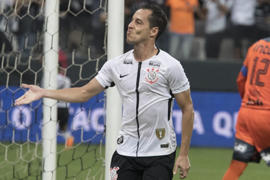 Ex-meia relembra atuações marcantes contra o São Paulo com a camisa do Corinthians