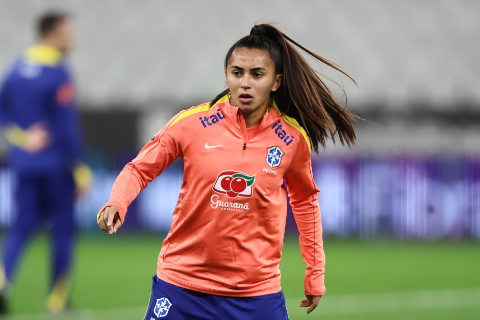 Defensora do Corinthians participa de treinamento da Seleção Brasileira com restrições