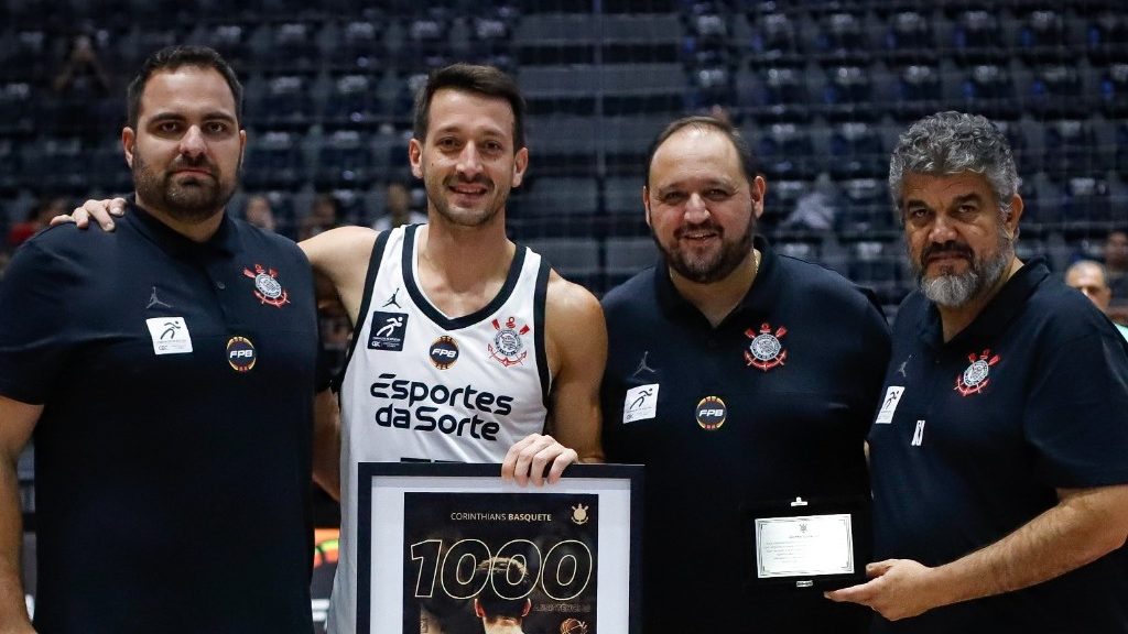 Elinho recebe homenagem por marca histórica com a camisa do Corinthians Basquete