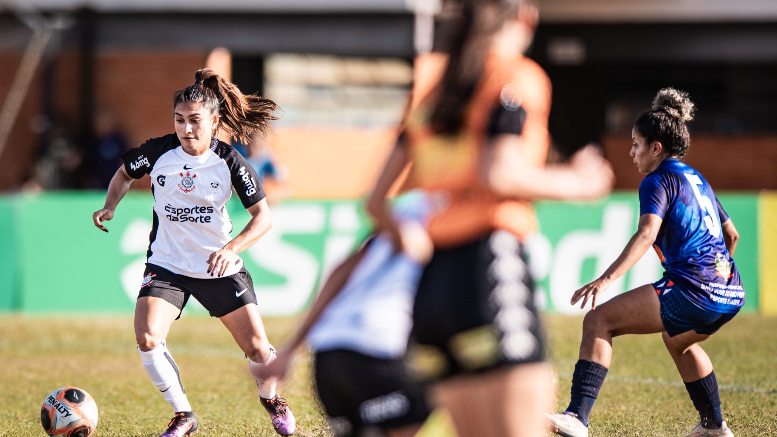 Lateral-direita volta a atuar pelo Corinthians após quatro meses sem entrar em campo