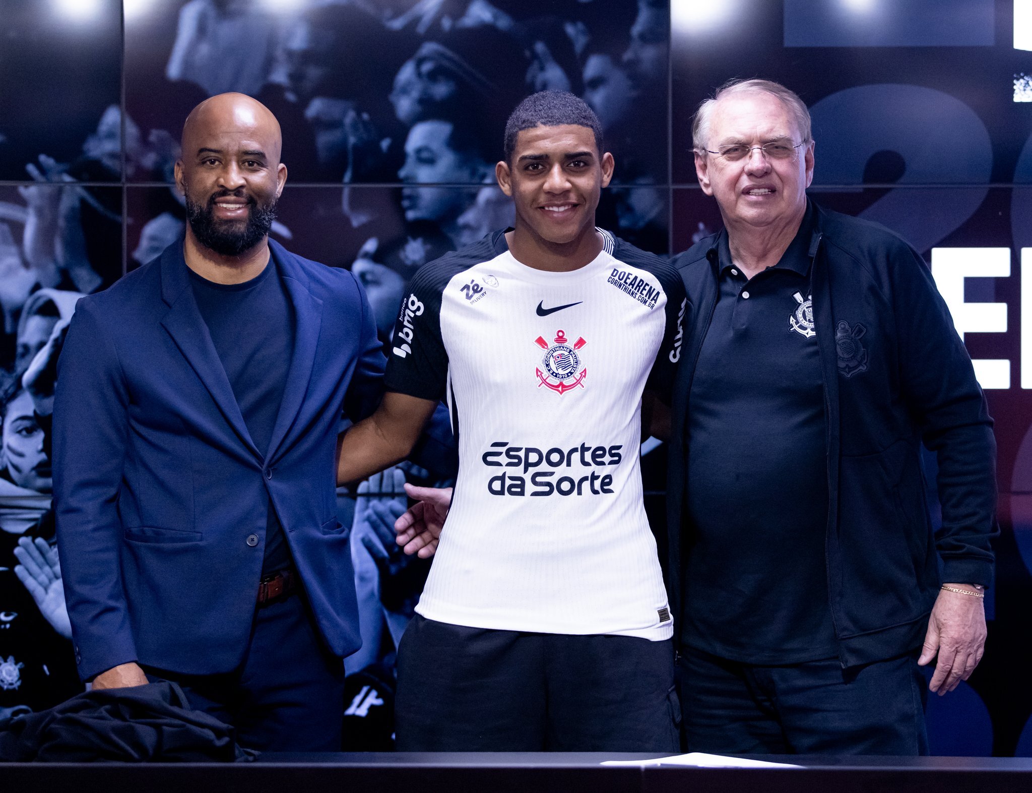 Com valorização salarial e multa nacional multiplicada, atacante de 18 anos renova com Corinthians até 2030 - Central do Timão