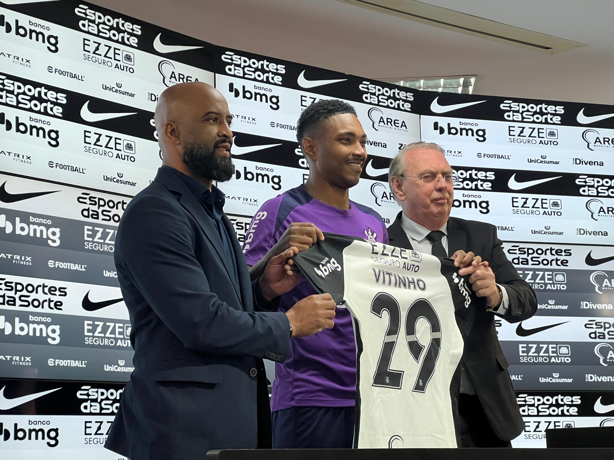 Apresentado no Corinthians, Vitinho evita apontar data para estreia e comenta adaptação no clube