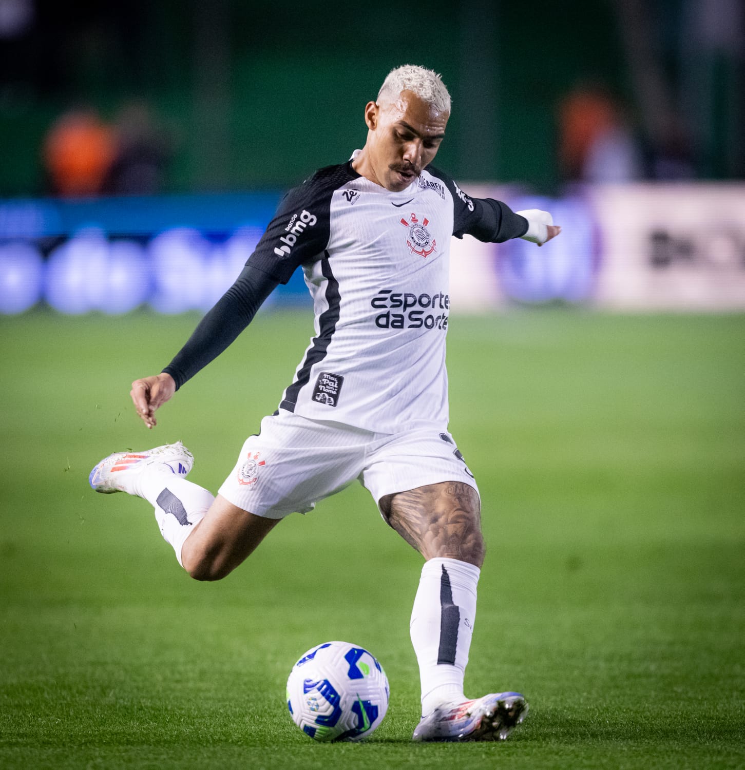 Lateral-direito do Corinthians fala sobre oscilação da equipe e chegada de Vitinho