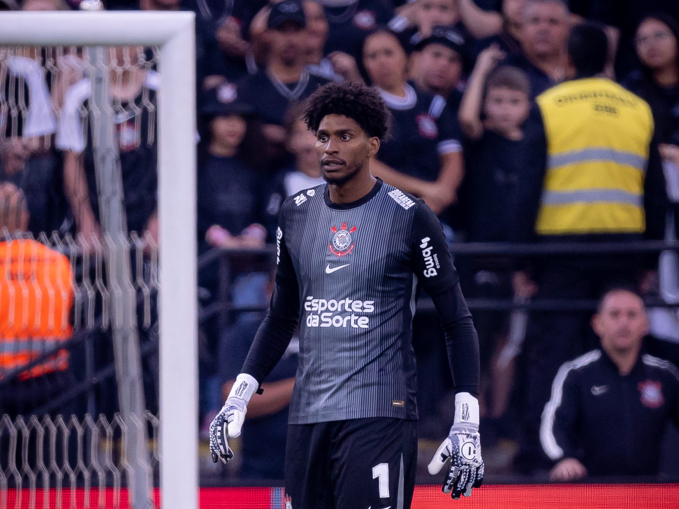 Goleiro do Corinthians projeta Derby decisivo e pondera sobre sintético: 