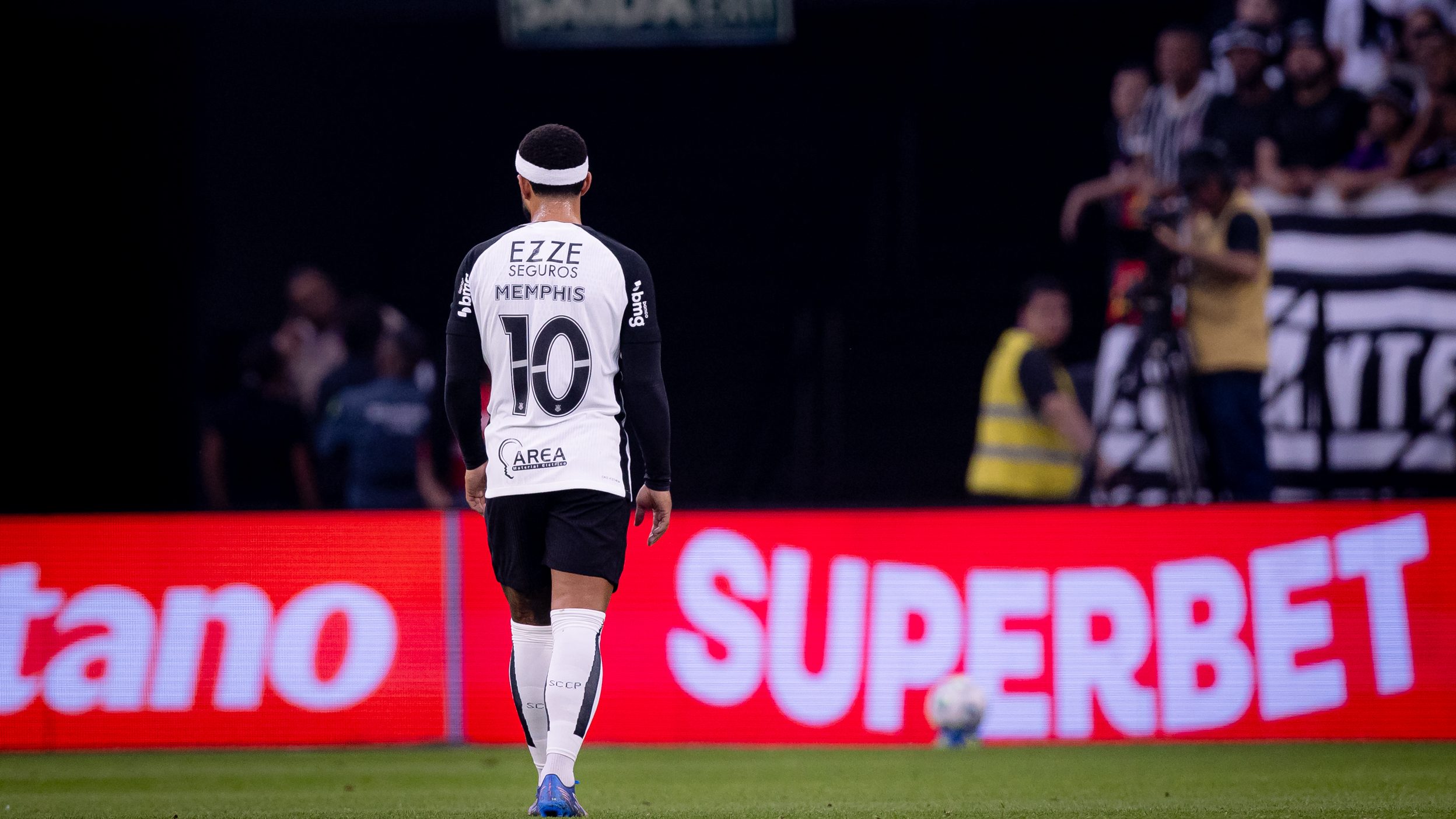 Corinthians negocia com estafe de Memphis Depay para prorrogar pagamento de bônus milionário