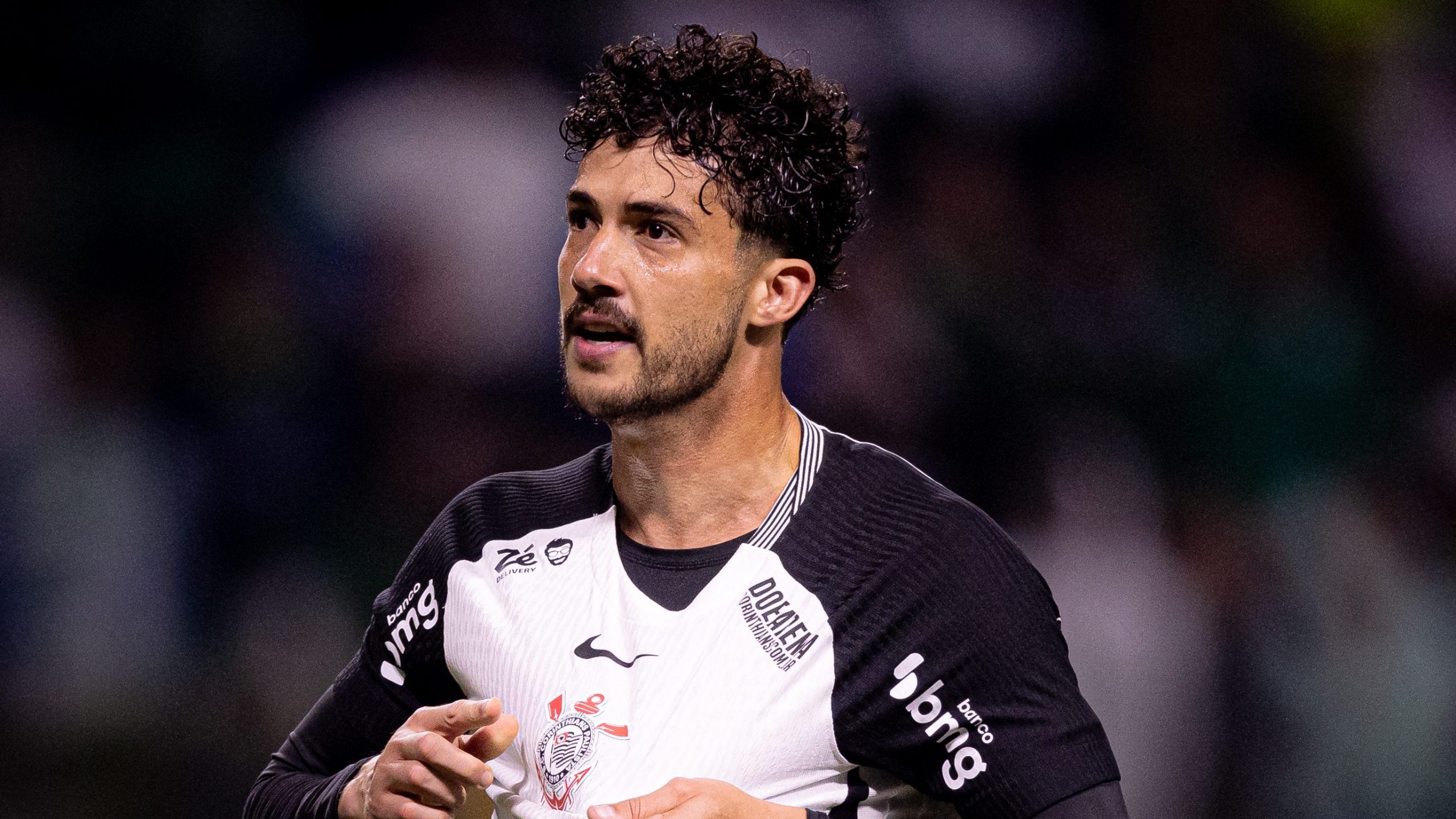 Zagueiro dedica vitória no Derby à Fiel e fala sobre evolução do sistema defensivo do Corinthians