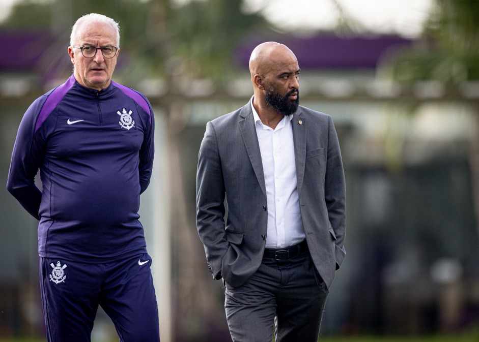 Executivo de futebol do Corinthians manifesta respaldo com o trabalho de Dorival e fala sobre reforços