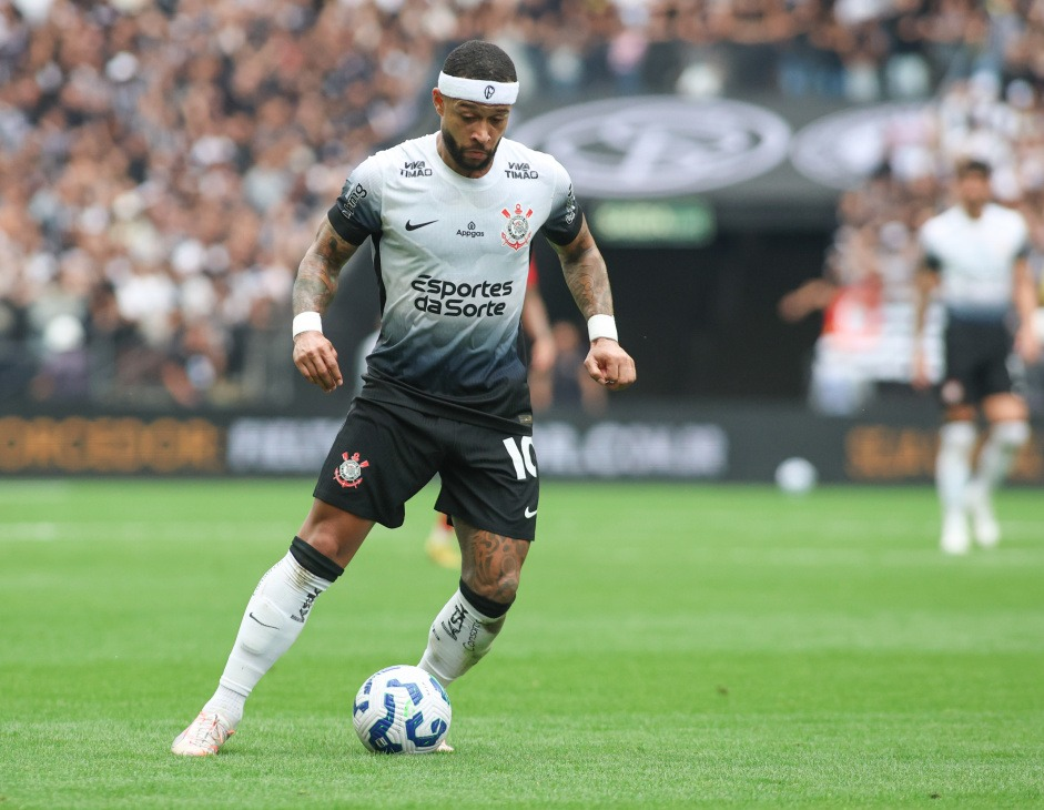 Se recuperando de lesão, camisa 10 do Corinthians treina com bola no CT Dr. Joaquim Grava