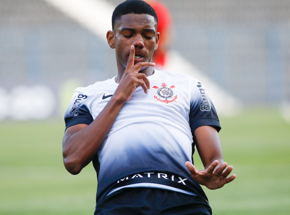 Integrado ao profissional, volante revelado na base do Corinthians assina renovação com o clube
