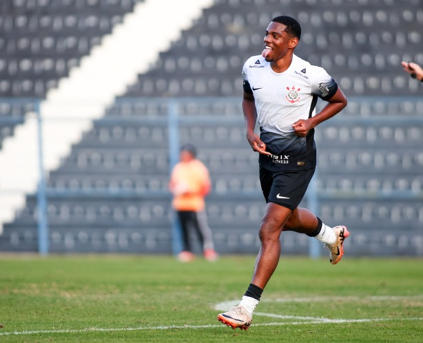 De contrato renovado, volante revelado na base do Corinthians é relacionado pela primeira vez no time principal