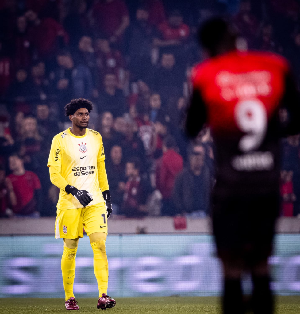 Athletico-PR se posiciona sobre episódio de invasão no gramado e agressão em goleiro do Corinthians