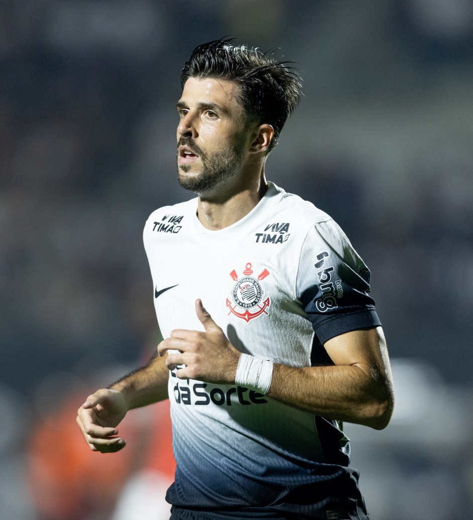 Técnico do Corinthians comenta falta de espaço para atacante espanhol