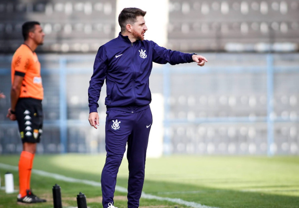 Técnico do Corinthians Sub-20 explica escolha para a lateral e elogia elenco da equipe