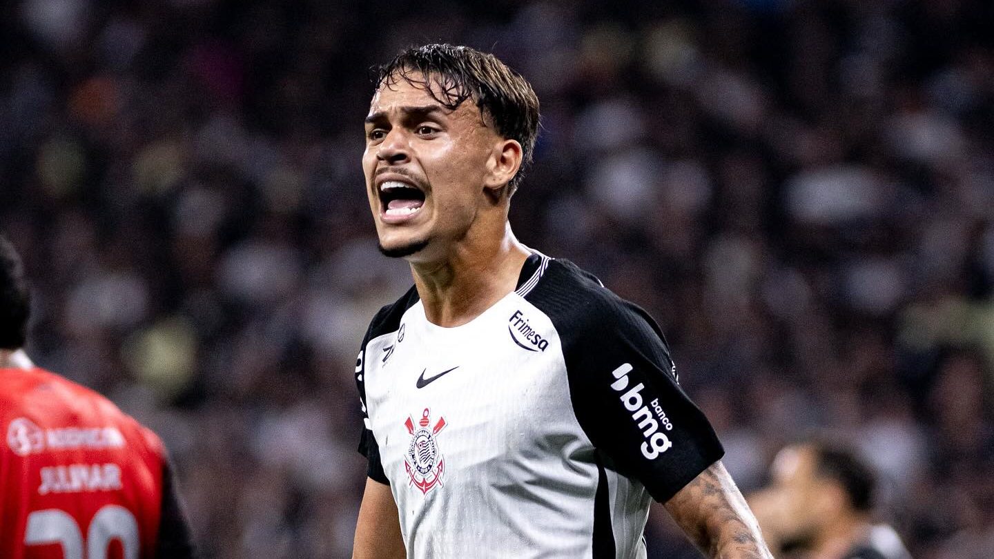 Tchoca volta a ser titular do Corinthians após quase dois meses e ganha elogio de Dorival: 