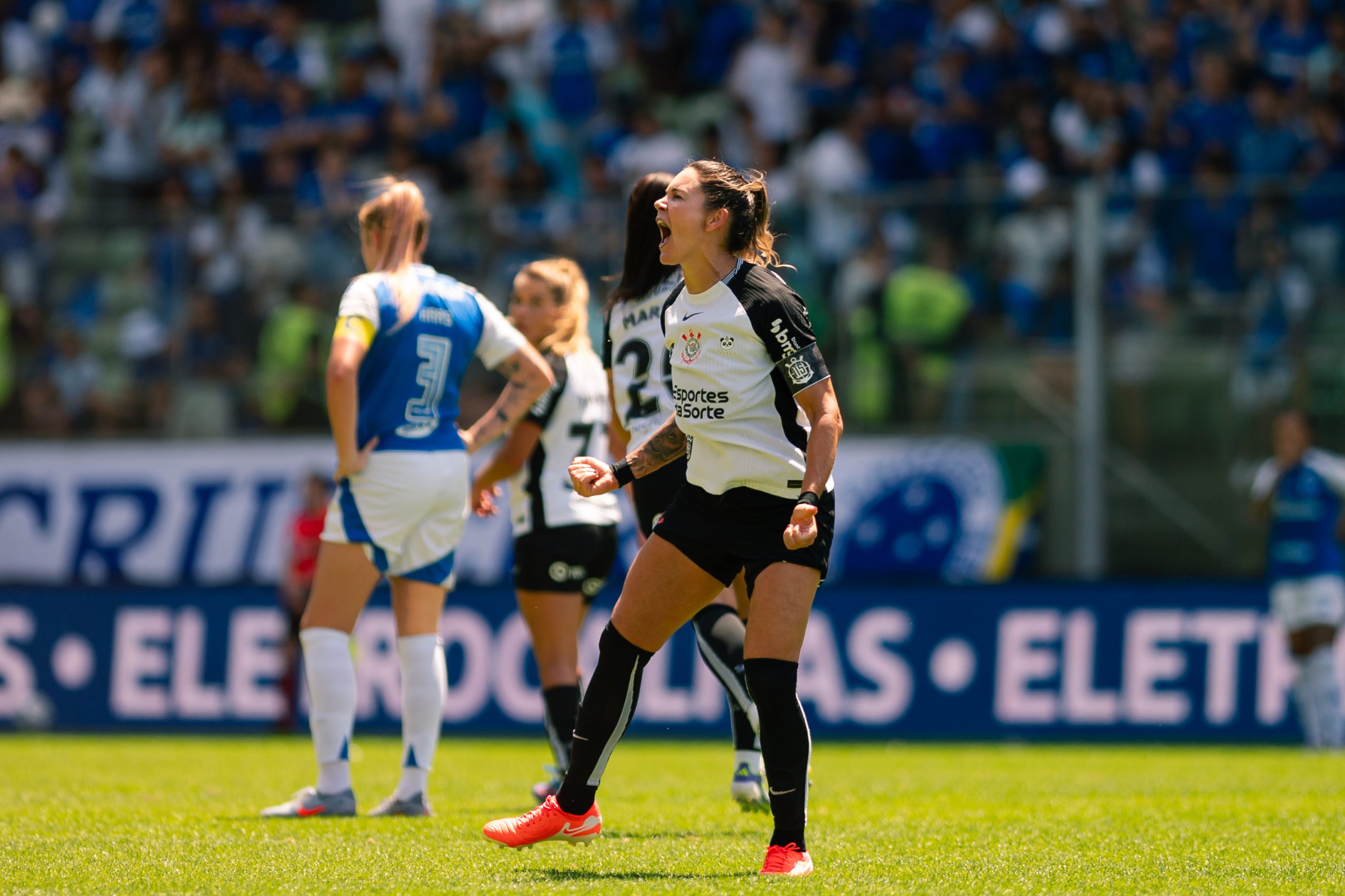 Meia-atacante do Corinthians dispara críticas após falha do VAR e analisa atuação da equipe