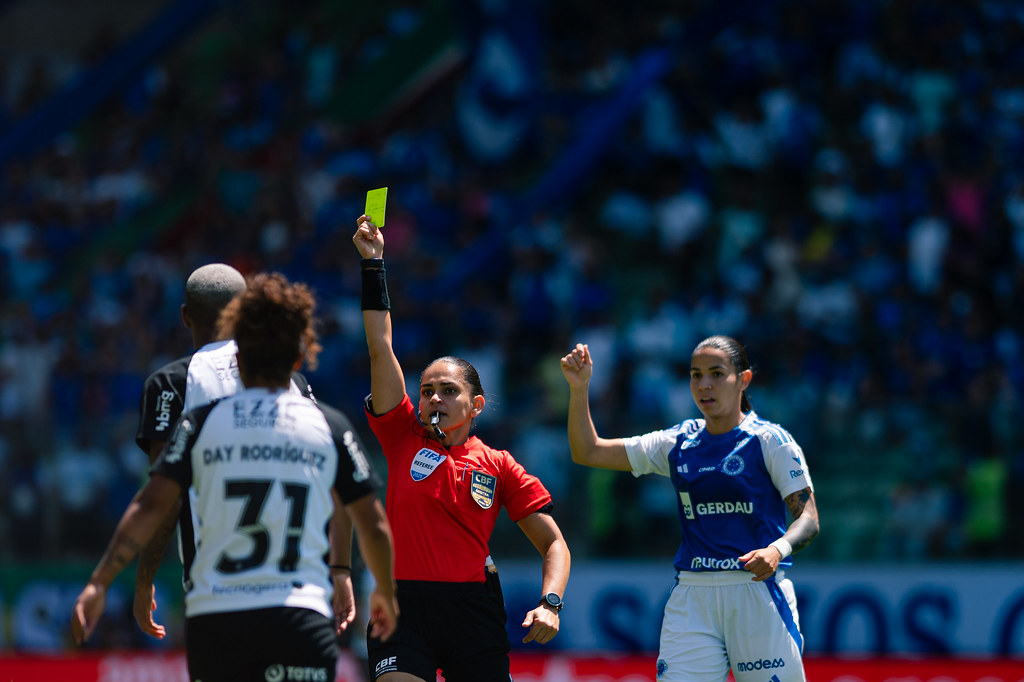 Súmula explica cartão amarelo para jogadora do Cruzeiro após cotovelada em zagueira do Corinthians