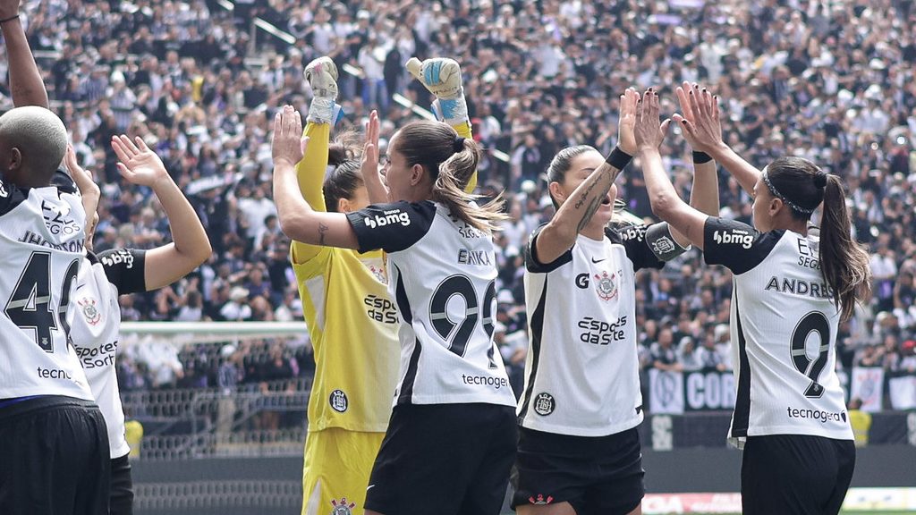 Nicole, Zanotti e Érika comemoram conquista do Corinthians: 