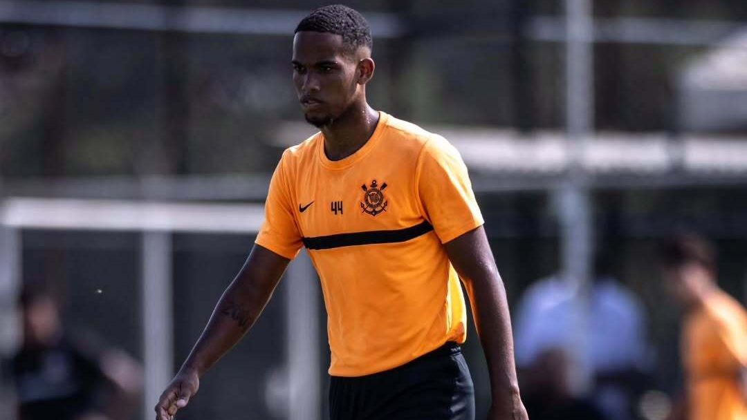 Zagueiro contratado na gestão de Augusto Melo deixa o Corinthians sem ter contrato registrado