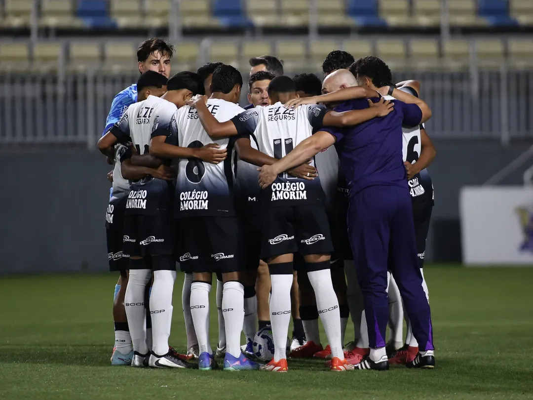Corinthians entra em campo para enfrentar o São Paulo pelo Campeonato Paulista Sub-17