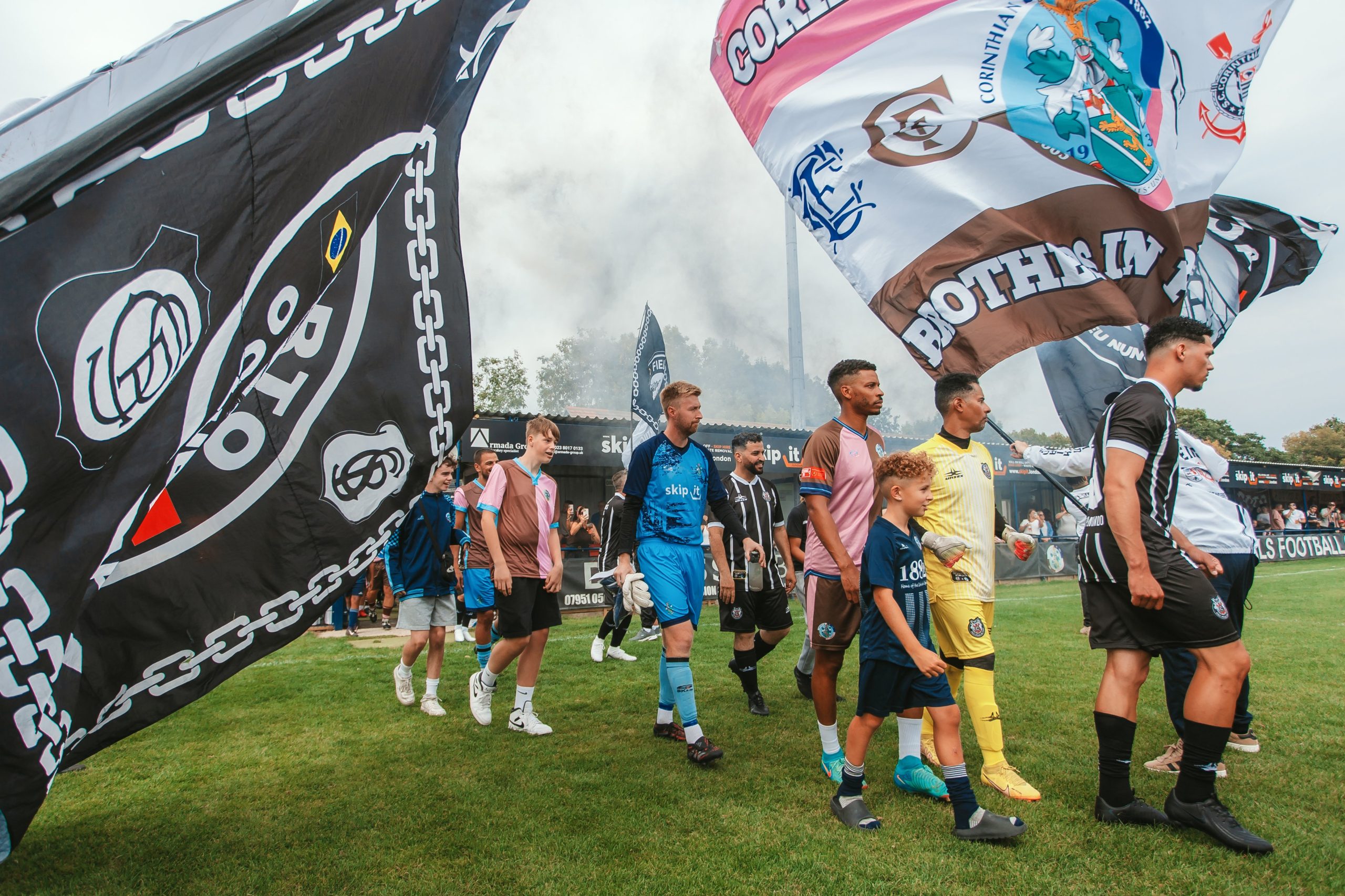 Lendas do Corinthian-Casuals vencem time de torcedores do Corinthians em jogo festivo