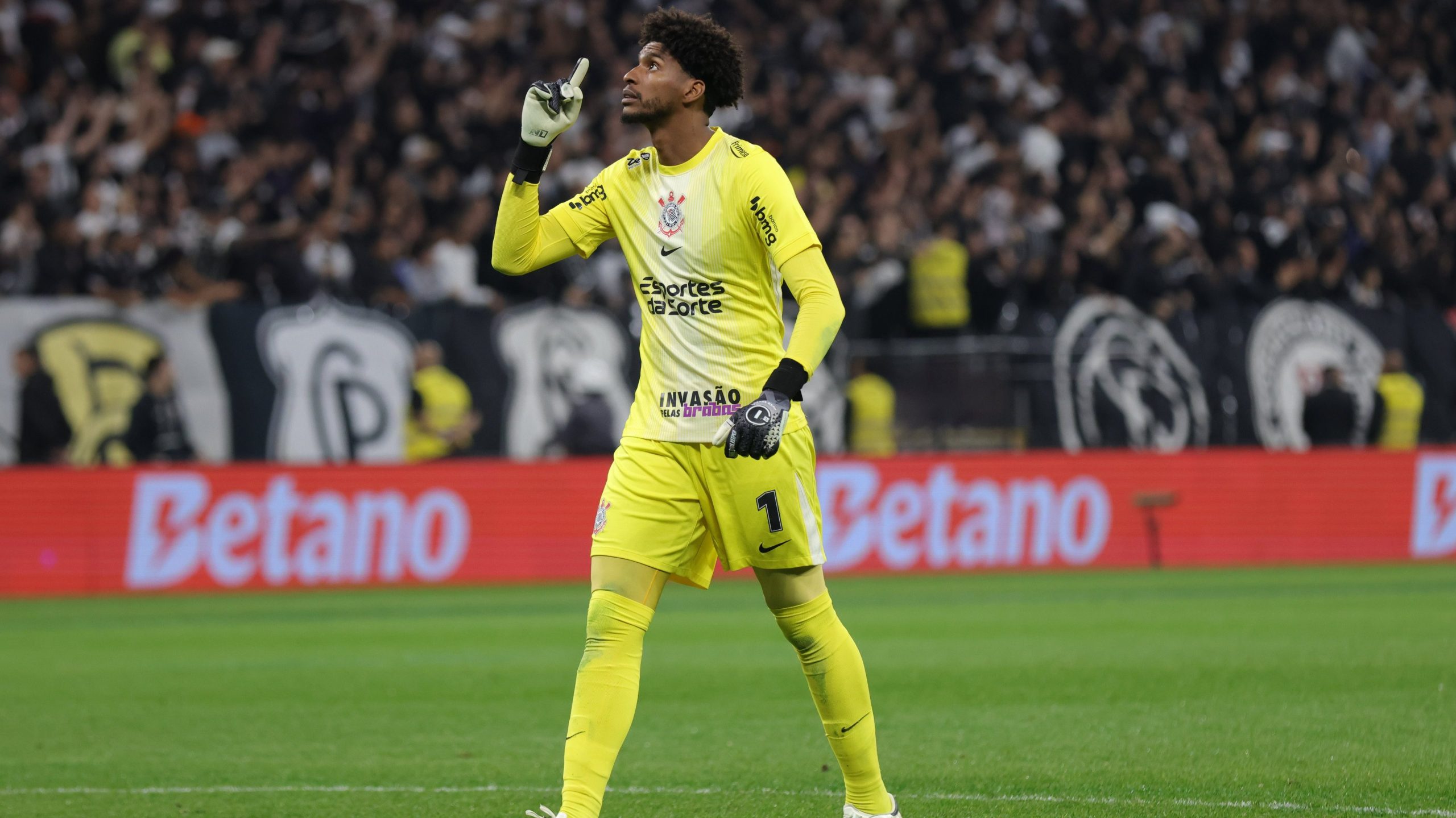 Hugo Souza celebra marca atingida no Corinthians e exalta trabalho realizado com goleiros no clube