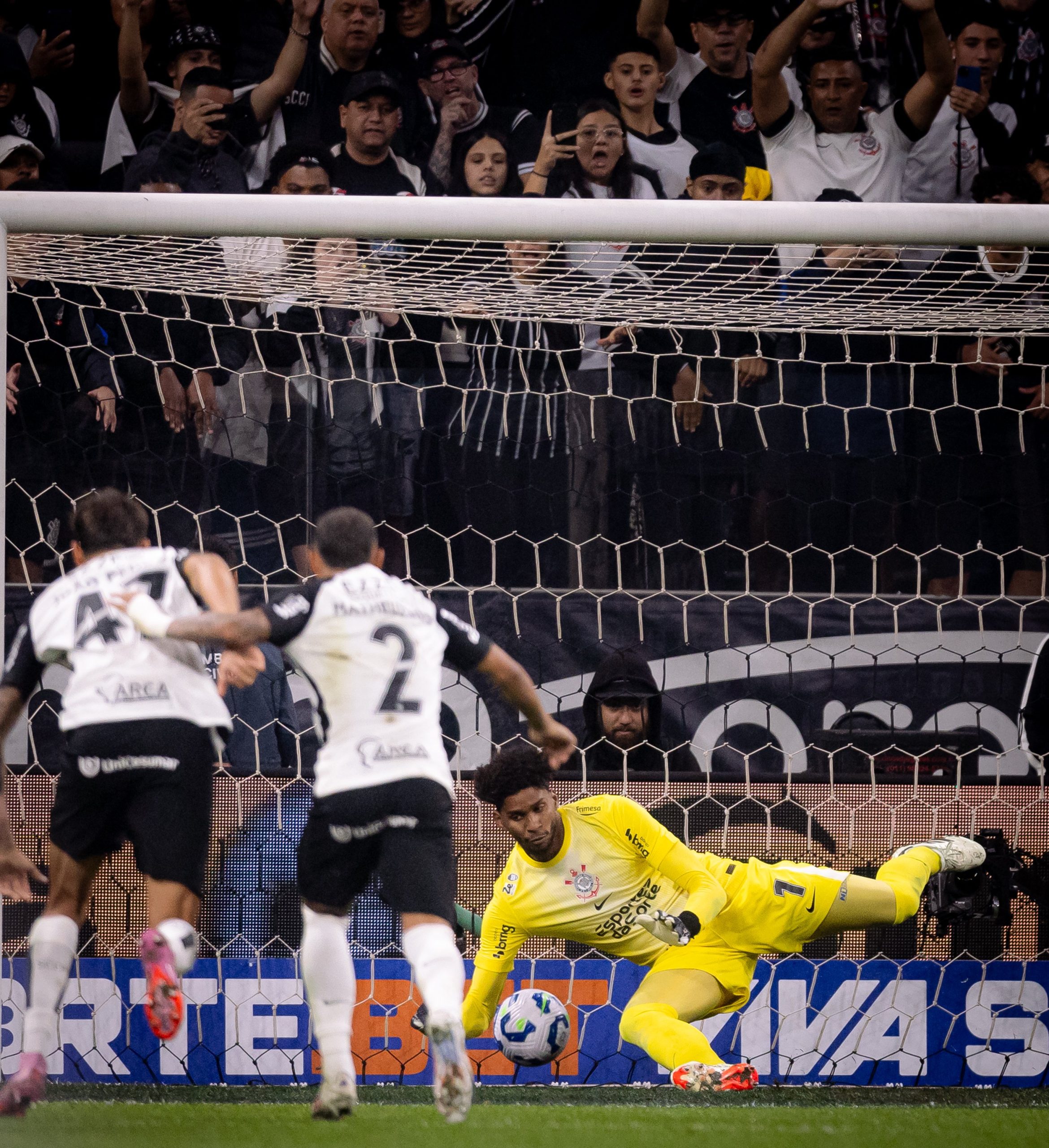 Hugo Souza ultrapassa Dida e entra na briga pelo pódio de goleiros pegadores de pênalti do Corinthians