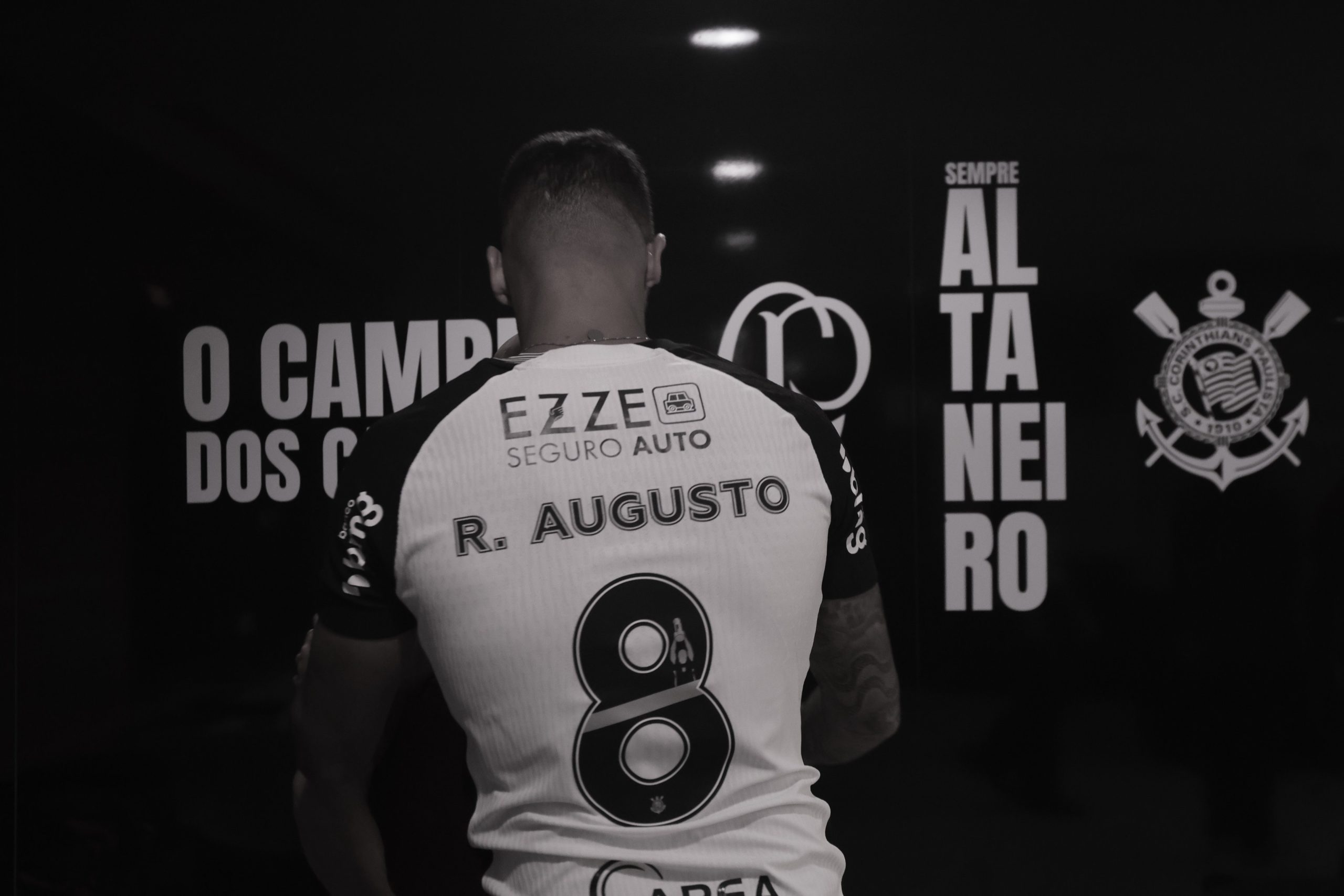 Renato Augusto se despede no Corinthians com emoção e cita 