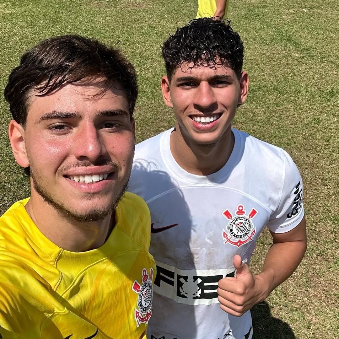 Goleiro e atacante do Sub-17 do Corinthians celebram vitória no Paulista contra a Ferroviária - Central do Timão
