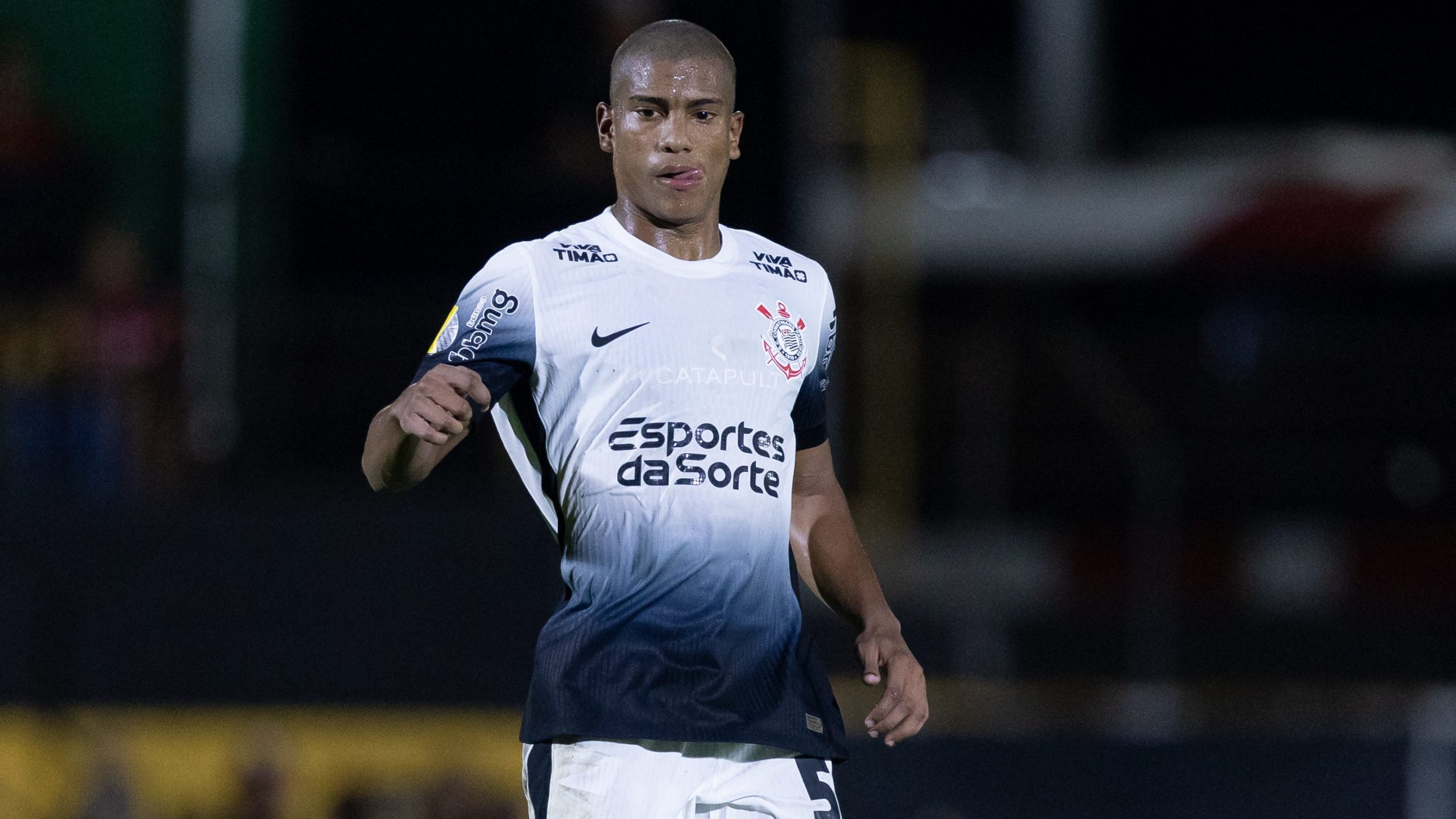 Jovem lateral que ganhou chance com Dorival Júnior renova contrato com o Corinthians