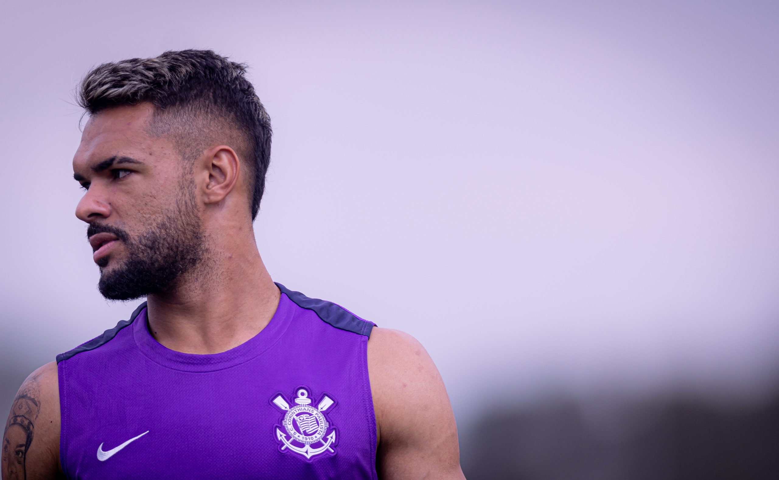Volante do Corinthians tem lesão muscular detectada após deixar o campo com dores no Derby