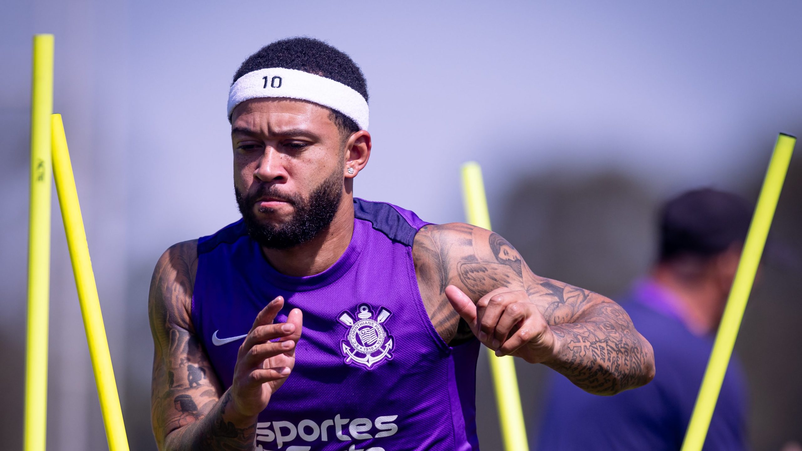 Estafe de Memphis Depay aceita proposta de parcelamento do Corinthians