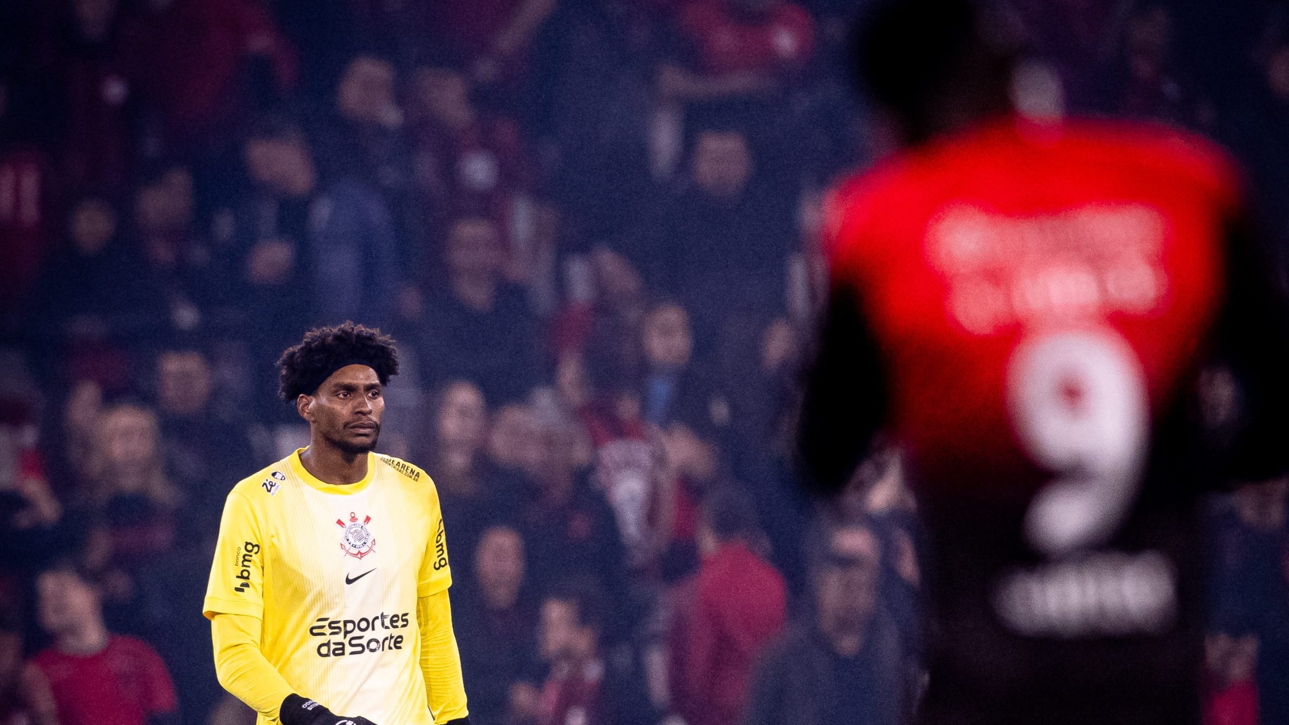 Torcedor do Athletico-PR responsável por agressão a goleiro do Corinthians se apresenta à Polícia Civil