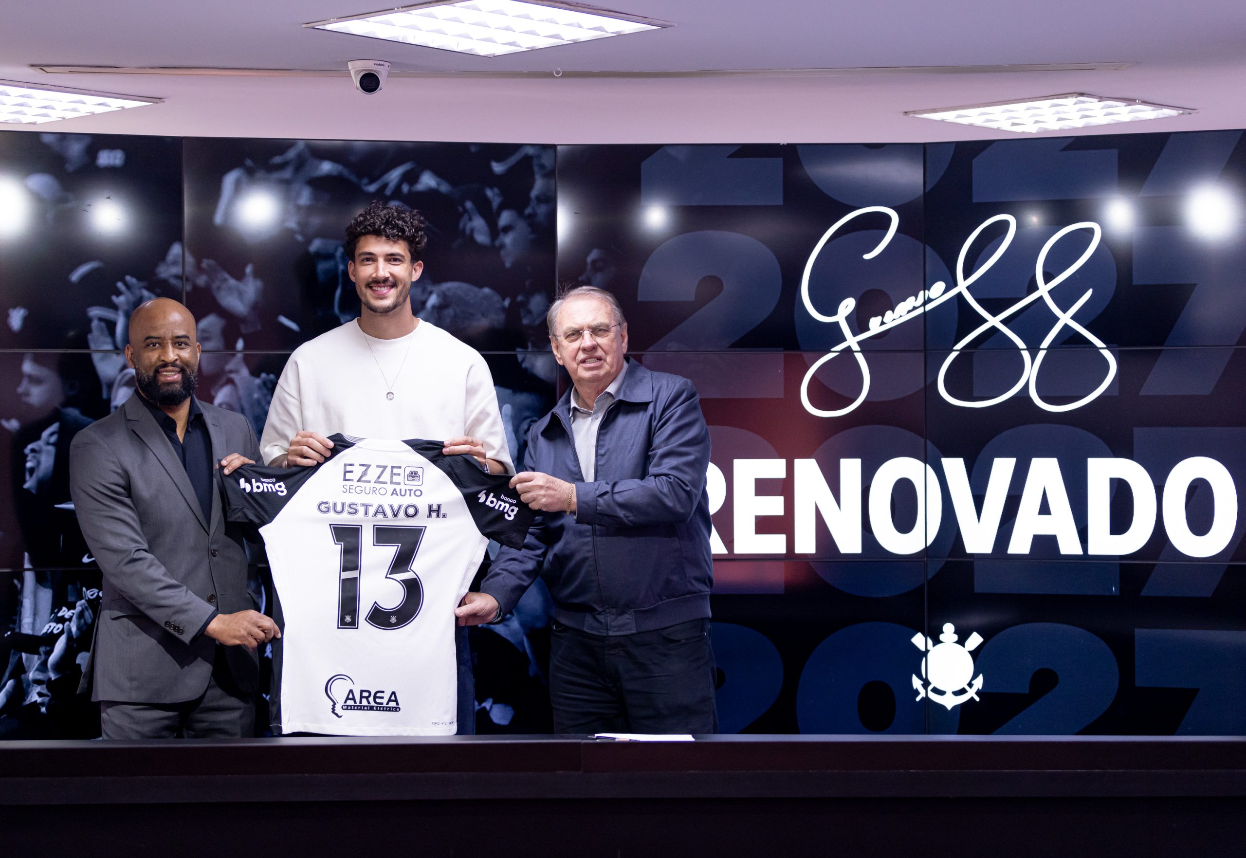Corinthians oficializa renovação de Gustavo Henrique até o fim de 2027