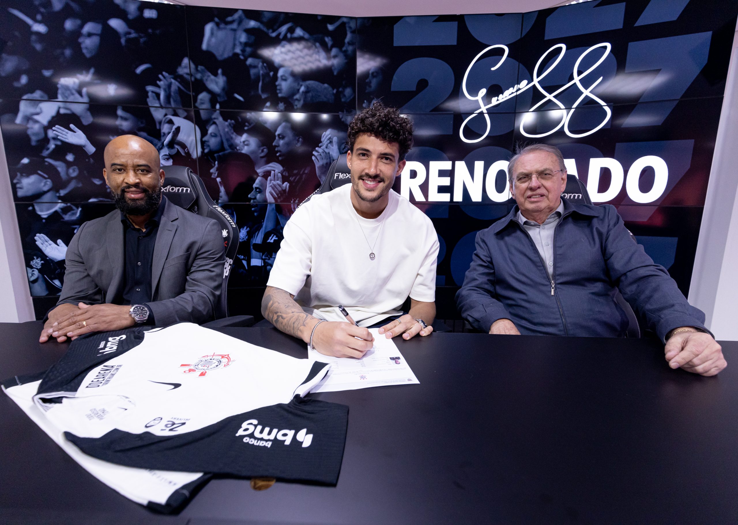Zagueiro celebra renovação de contrato com o Corinthians: 