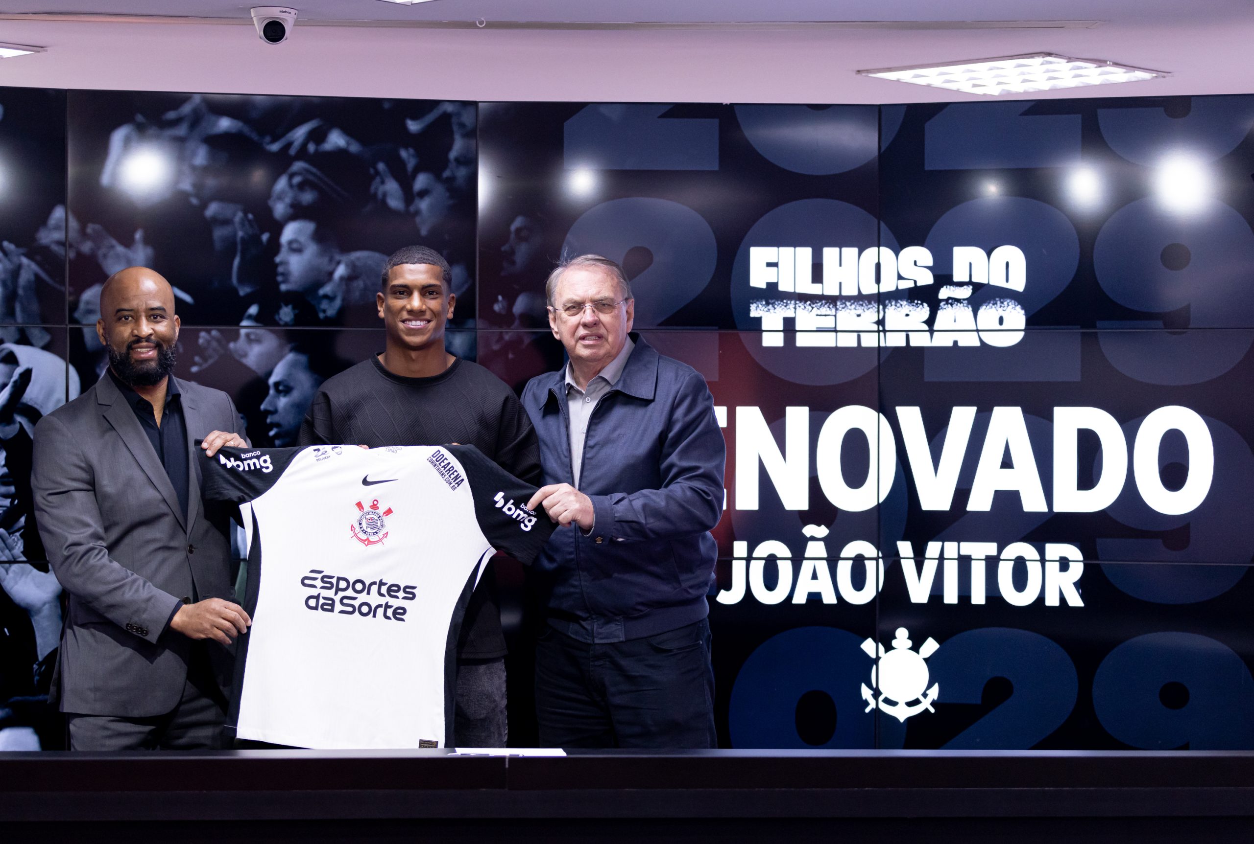 Corinthians renova contrato de João Vitor 'Jacaré' até 2029 e lateral comemora novo vínculo