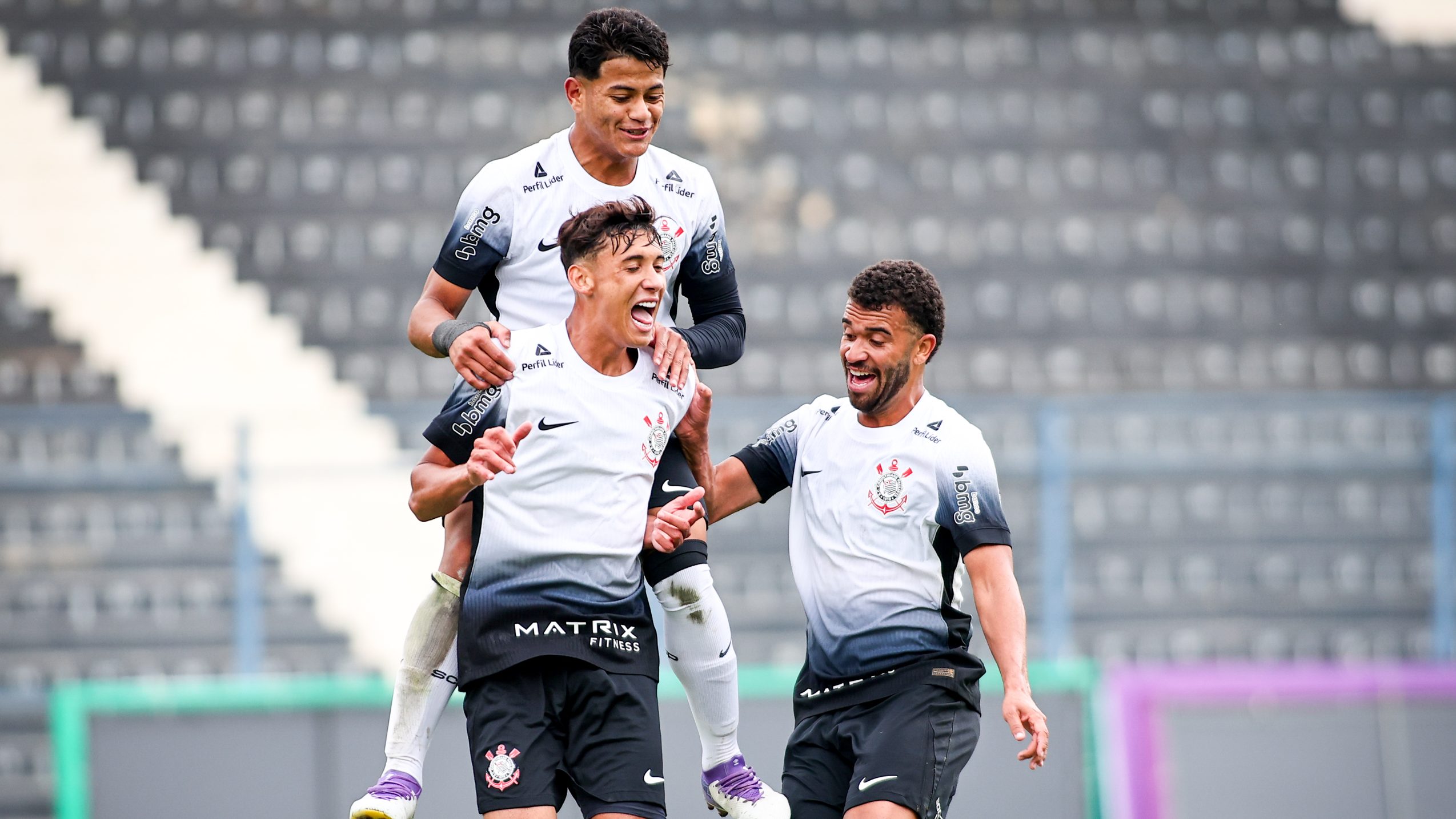 Transfer ban atrapalha reforços na base, mas Corinthians planeja renovações e valorização de jovens