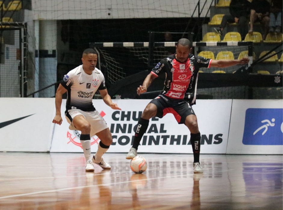 Corinthians busca empate, mas sofre gols nos acréscimos e perde para o Joinville na Liga Nacional de Futsal