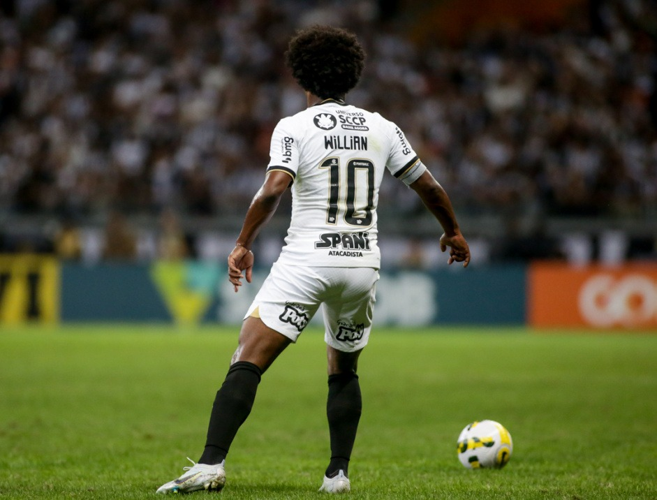 Meia revelado pelo Corinthians explica mudança de planos para voltar ao Brasil