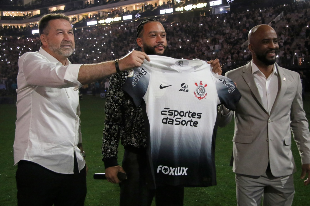 Impacto dentro e fora de campo: Memphis Depay completa um ano defendendo o Corinthians