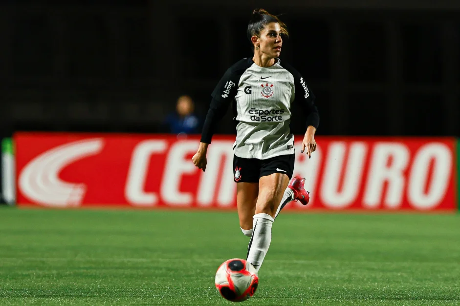 Lateral atinge marca expressiva pelo Corinthians e recebe homenagem do clube