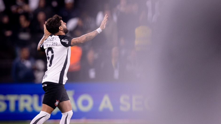Atacante do Corinthians celebra retorno aos gramados após um mês