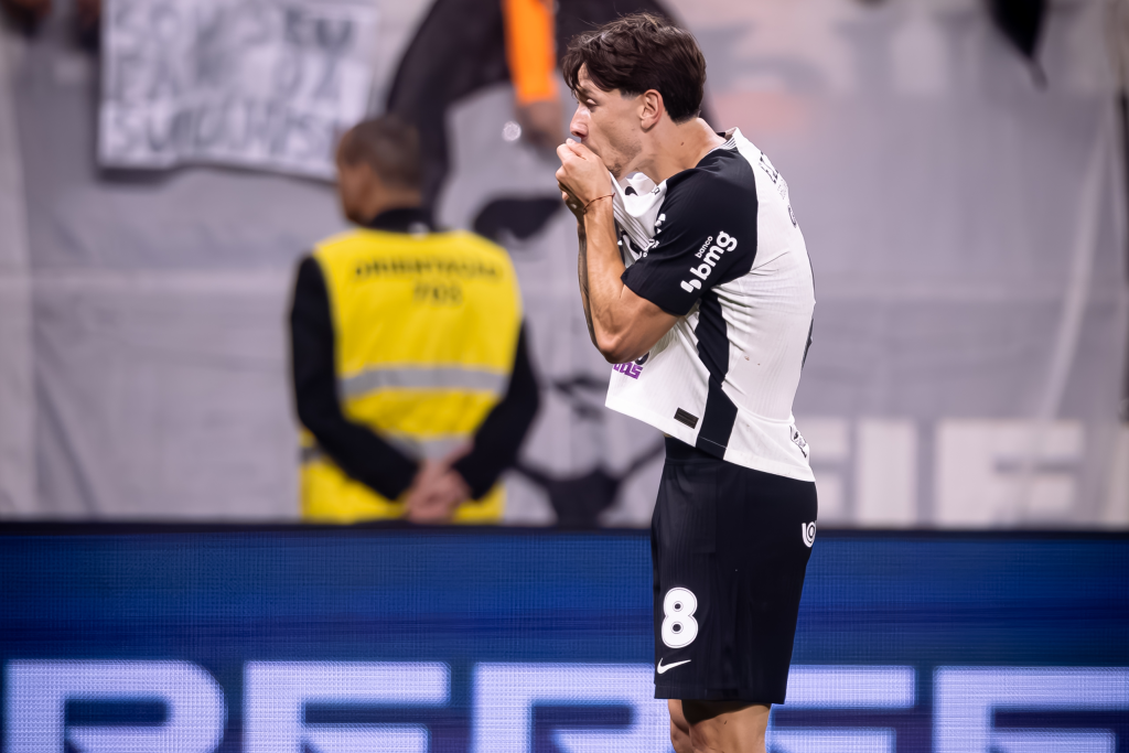 Meia iguala atacantes e figura no top-5 estrangeiros com mais gols pelo Corinthians