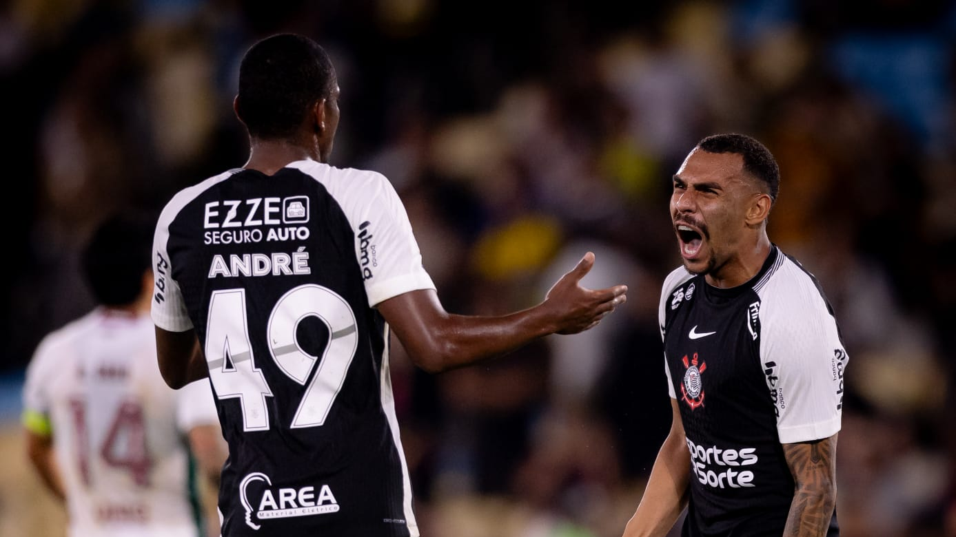 Meio-campista estreia no profissional do Corinthians; lateral volta a atuar após quatro meses