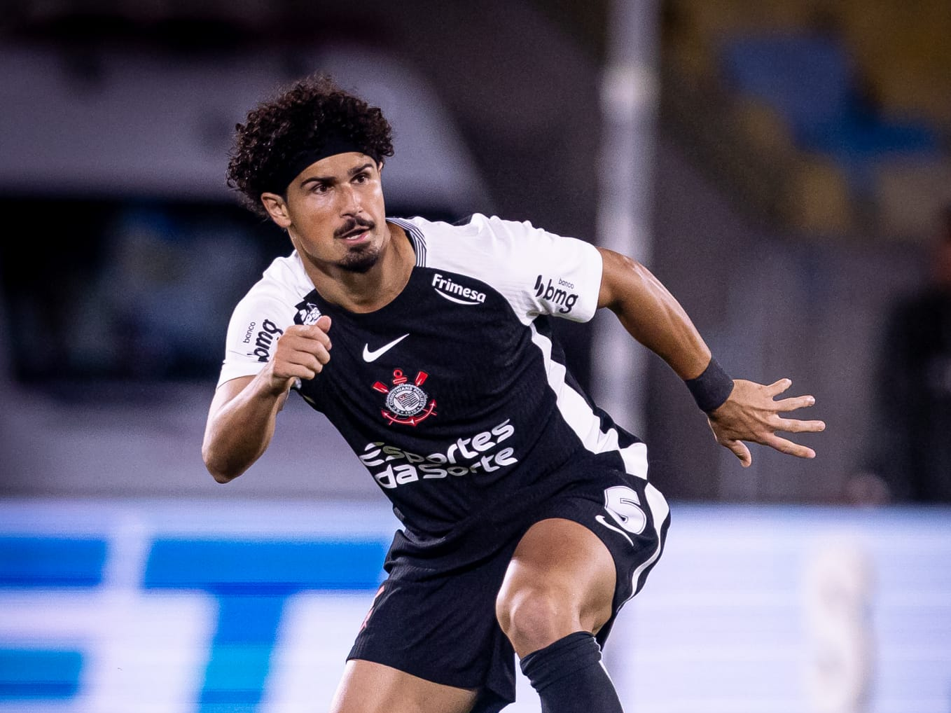 Zagueiro do Corinthians valoriza solidez da linha defensiva e brinca sobre lance do gol que deu a vitória no Brasileirão