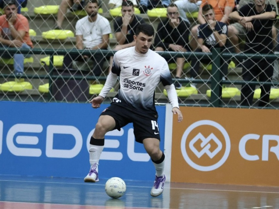 Corinthians vira sobre o Umuarama, fora de casa, e sobe na tabela da Liga Nacional de Futsal