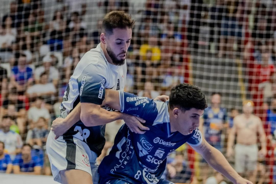 Com uma semana de Corinthians, reforço participa de gol decisivo em jogo da LNF