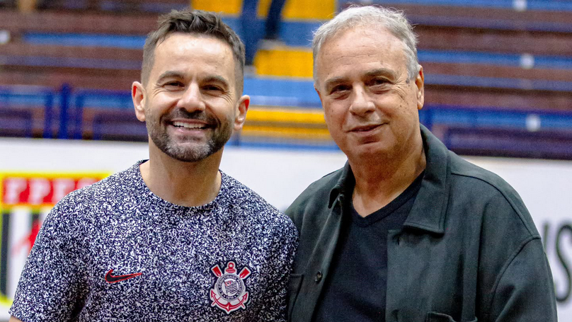 Deives volta a jogar, ajuda Corinthians e recebe homenagem pela Federação