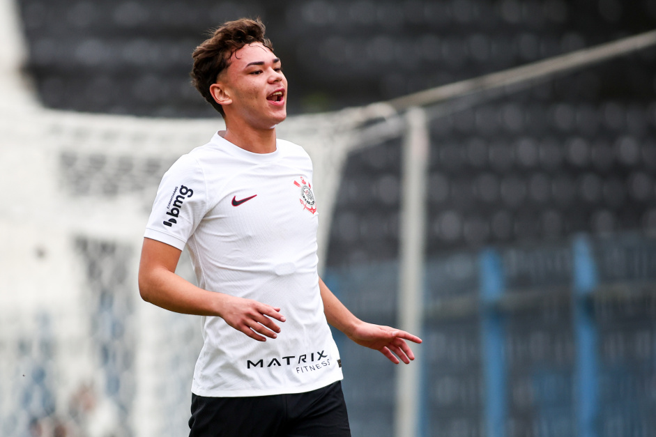 Irmão de volante revelado na base do Corinthians realiza primeiro treino com o elenco profissional