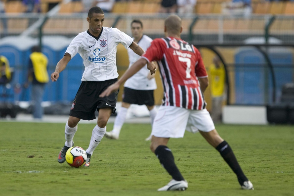 Ex-volante com duas passagens pelo Corinthians rasga elogios para Fiel Torcida