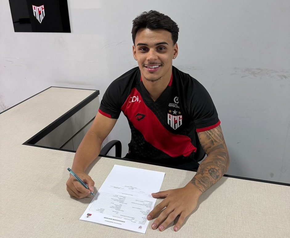 Atacante revelado pelo Corinthians retorna ao Brasil após passagem na Europa, clube detém percentual